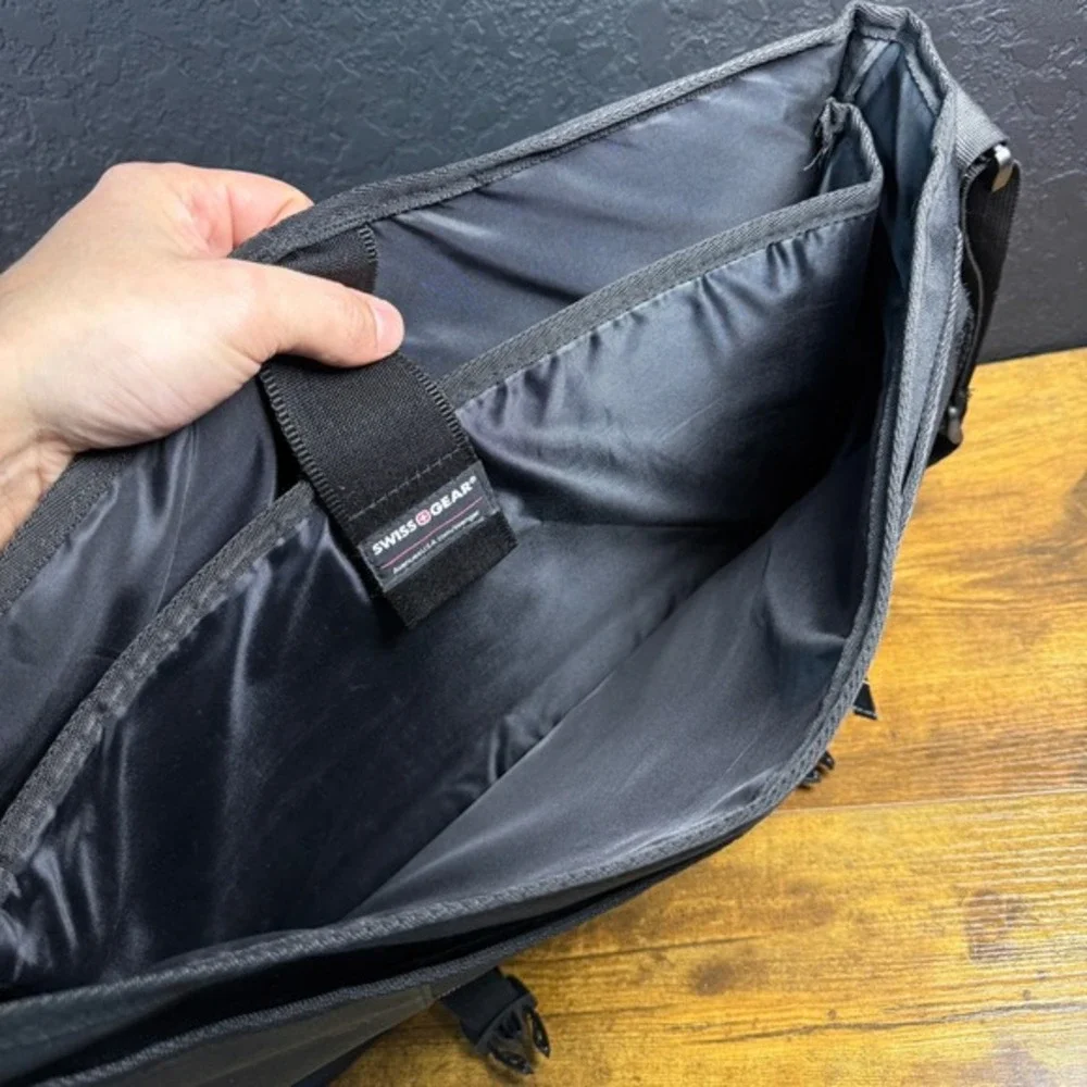 SwissGear Wenger‎ Black Polyester Laptop Messenger Bag Mens Womens OS